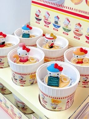 NWT Unopened Hello Kitty Ramen Hall Series Bubble Bean Blind Box